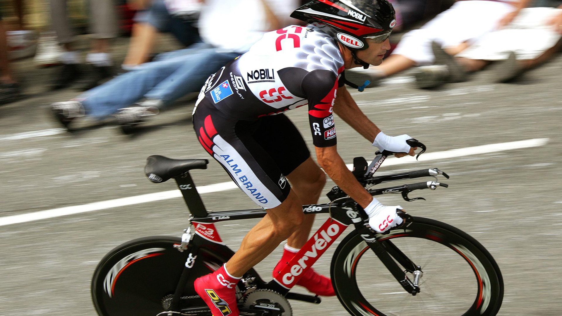 开云体育下载-冠军球队球迷自发庆祝活动秩序良好获赞，球队获得冠军的祝贺词